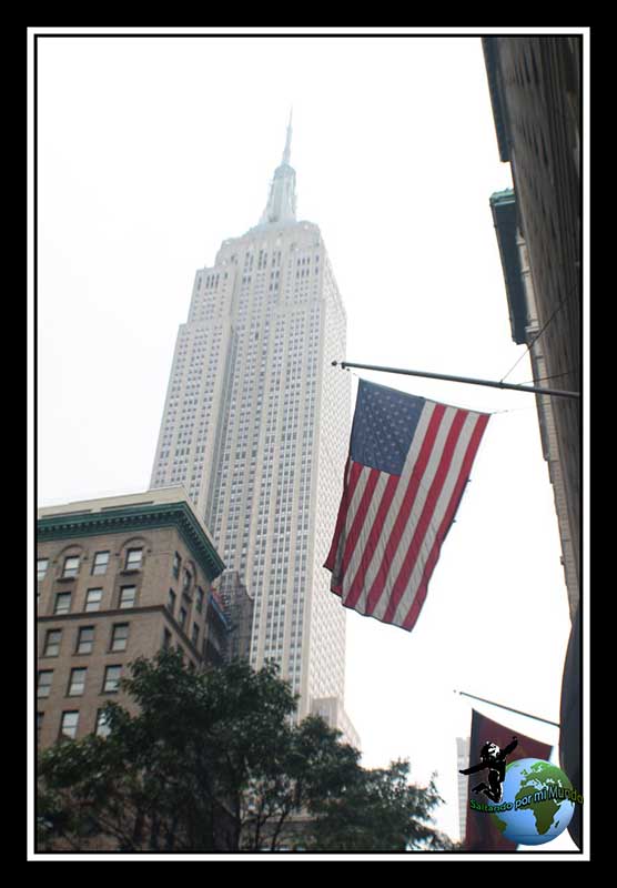 El majestuoso Empire State Building con la bandera Americana