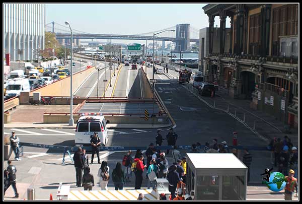 Puente de Brooklyn desde la entrada al Ferry a Staten Island