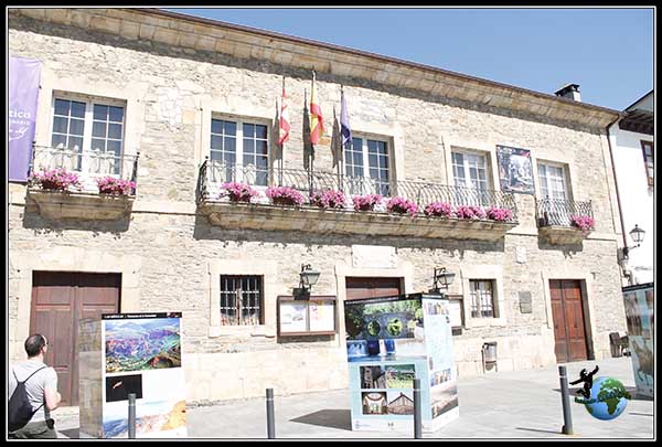 Ayuntamiento de Billafranca del Bierzo con paneles informativos de toda la comarca