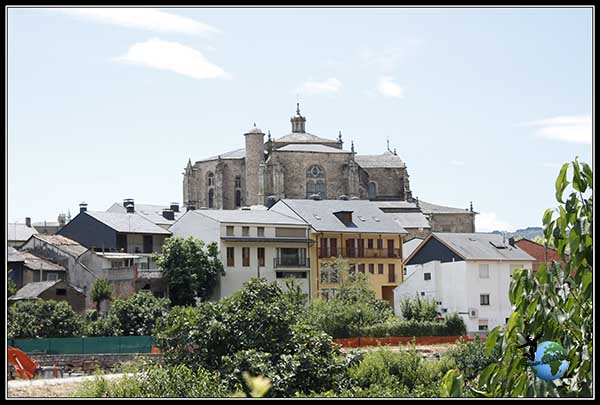 Vistas de la Colegiata de Santa María desde el barrio de los Tejedores