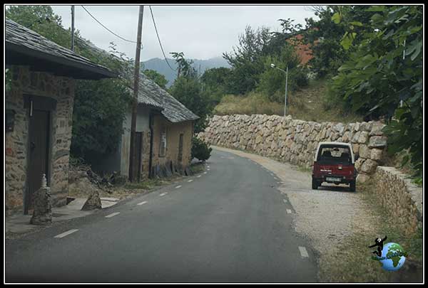 Camino de montaña donde vamos atravesando bonitos pueblos de El Bierzo