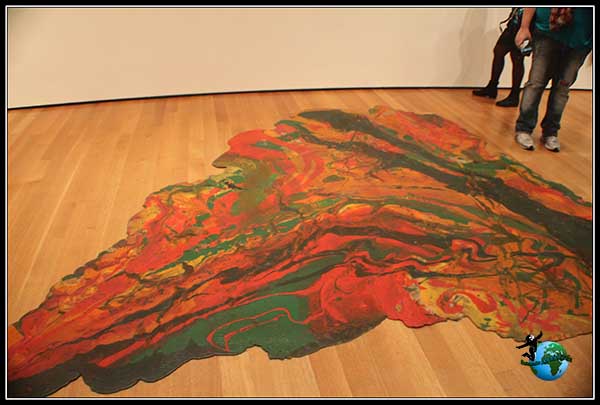 Obras de arte pintadas en el suelo en el Moma de New York