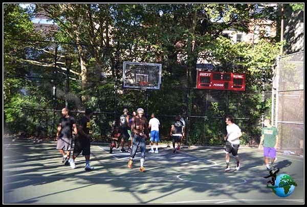 Partido callejero de baloncesto en New York.