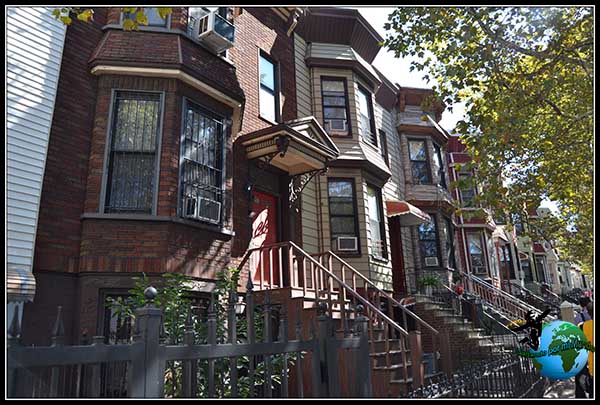Casas típicas residenciales del barrio de Brooklyn.