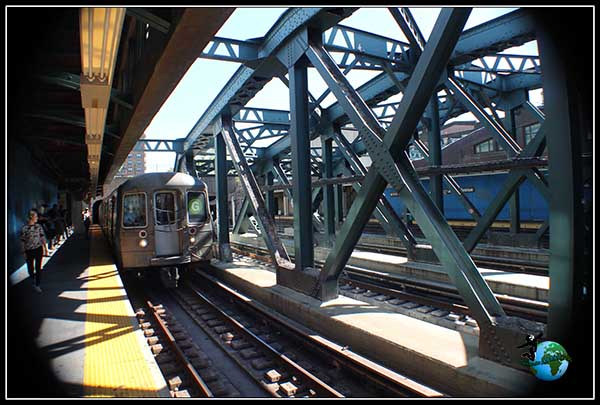 El último metro que nos llevará por última vez a Manhattan, en New York.
