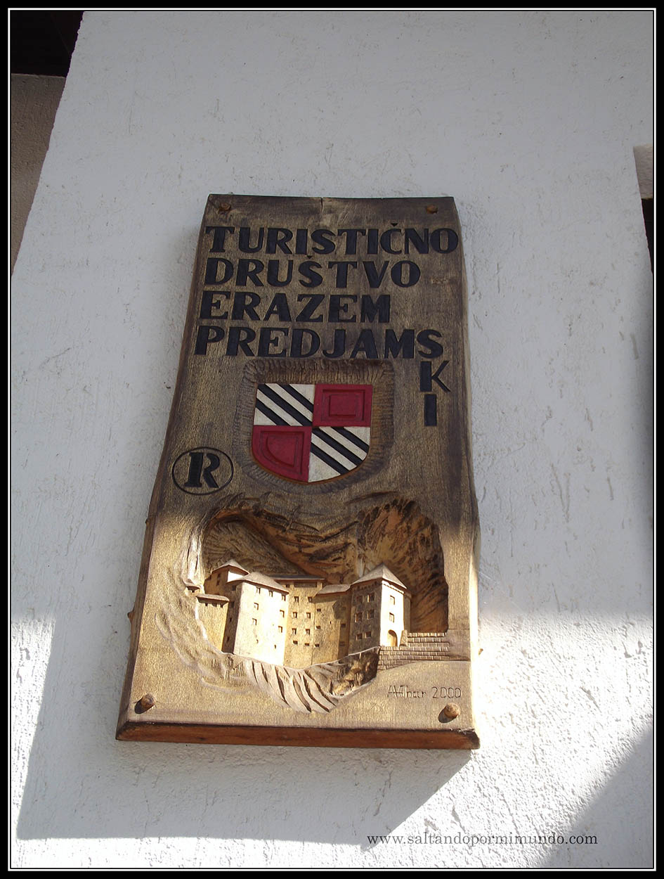 1494 - Placa a la entrada del Castillo de Predjama dom25-9