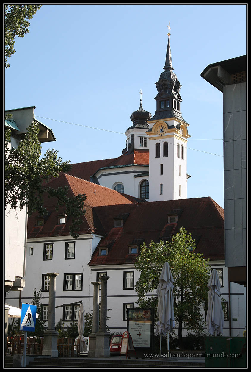 1538 - Vista del campanario de la Uršulinska Cerkev de Ljubljana dom25-9