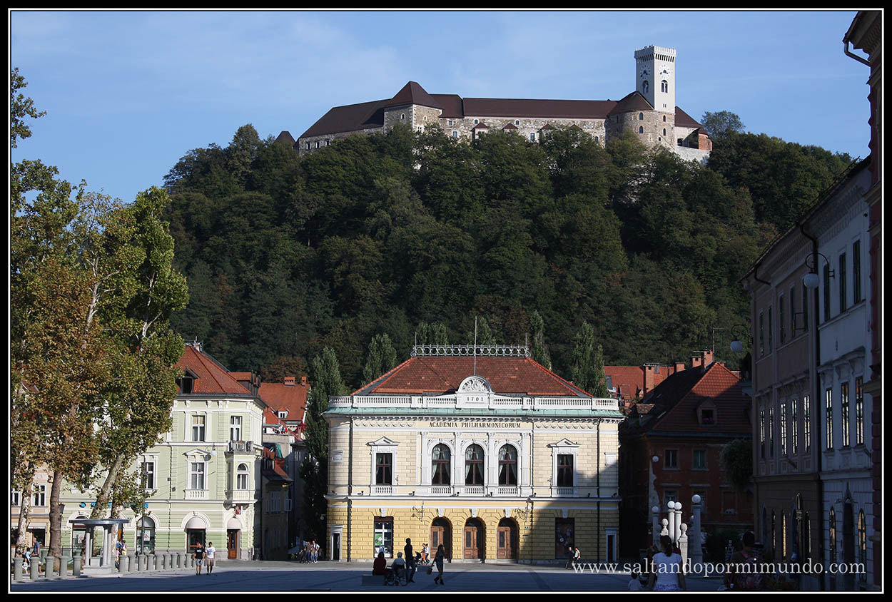 1568 - Vista del Castillo y la Slovenska Filharmonija desde la Kongresni Trg de Ljubljana dom25-9
