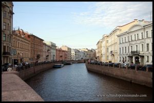 Paseando entre canales en San Petersburgo