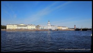 Paseo a la orilla del río Neva en San Petersburgo.
