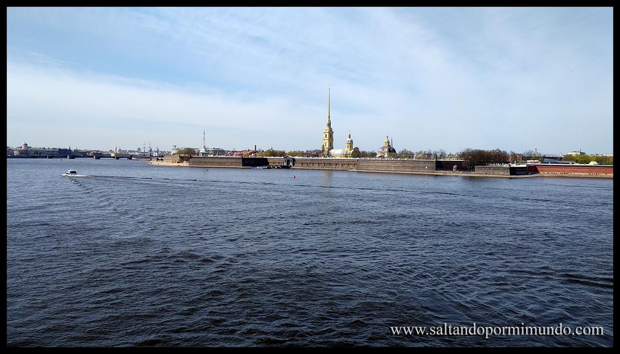 Paseo a la orilla del río Neva en San Petersburgo llegamos a la Isla de San Pedro y San Pablo.
