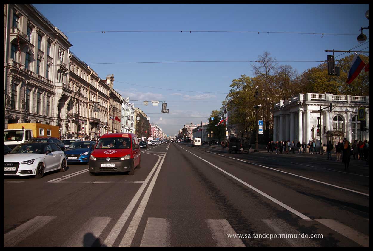 Paseado por la Avenida Nevsky en San Petersburgo