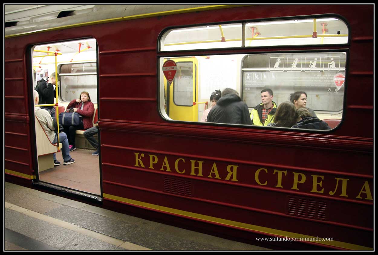 Metro de Moscú como el Flecha Roja.