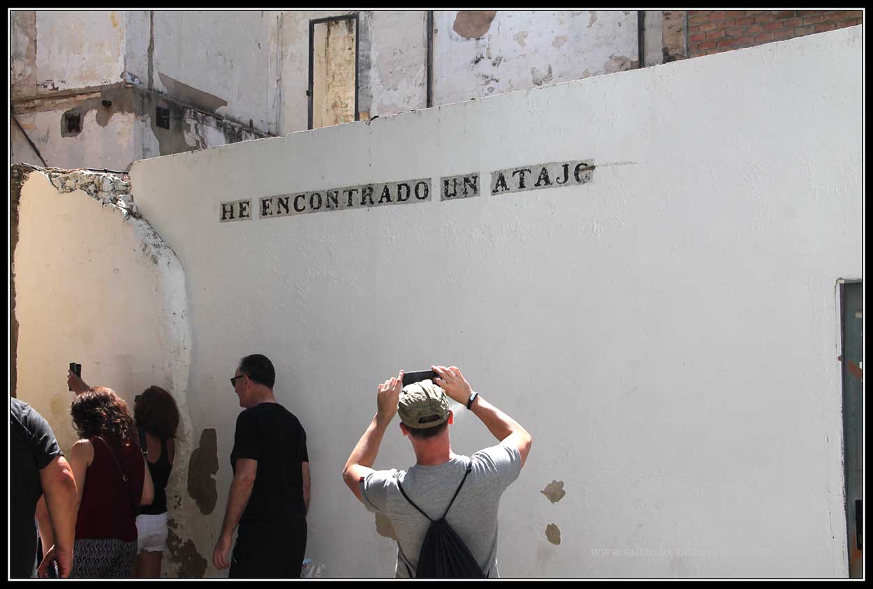 Inscripicion en una pared "He encontrado un atajo"