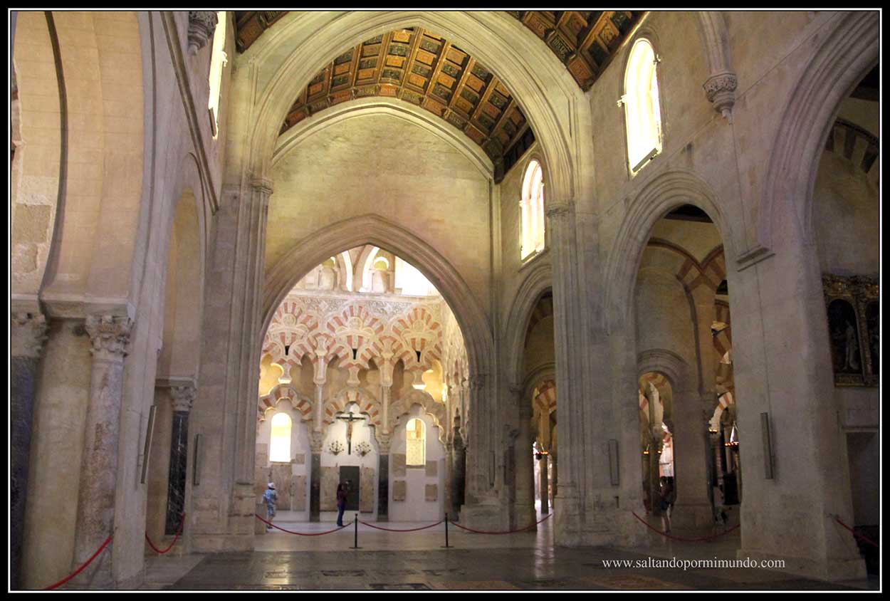 Nave central de la Mezquita de Córdoba