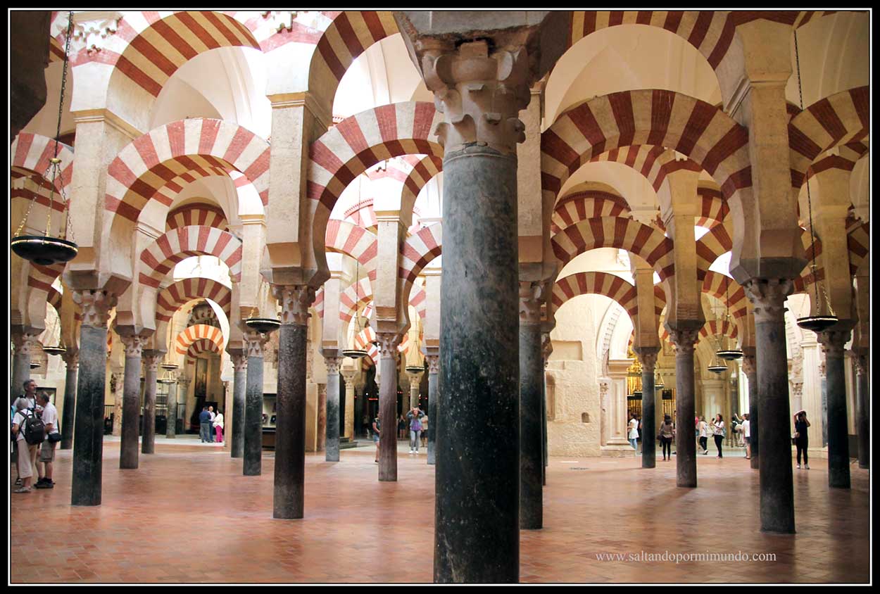 Arcos bicolores en el interior de la Mezuita de Córdoba