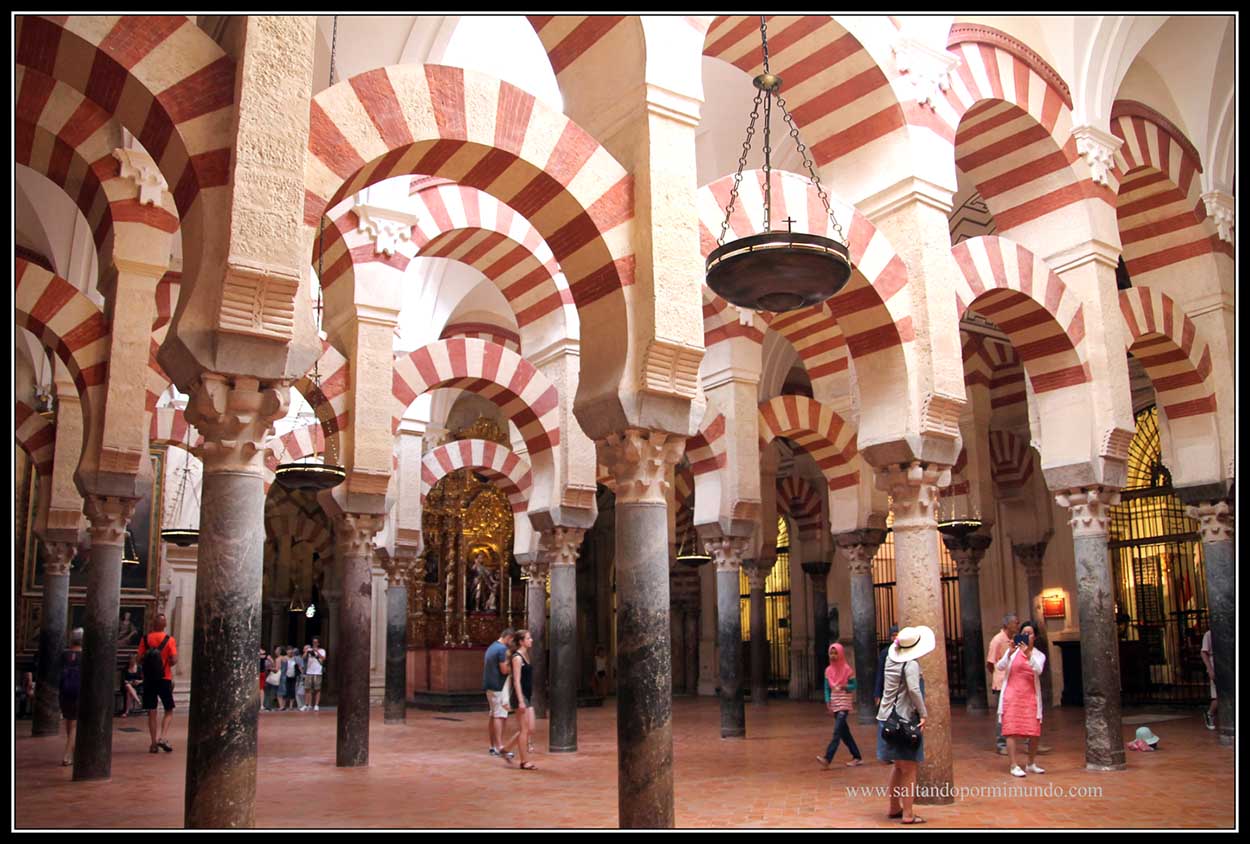 Arcos bicolores en el interior de la Mezuita de Córdoba