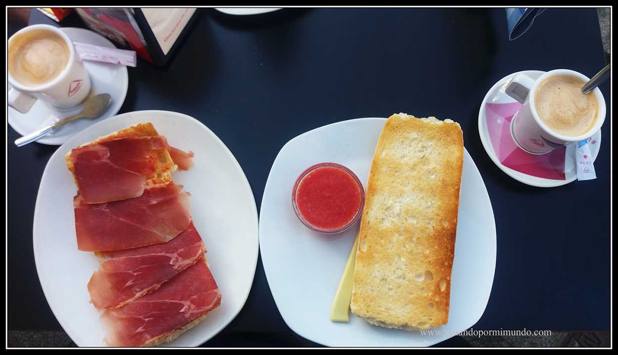 Desayuno en Córdoba.Pan con tomate y jamón.