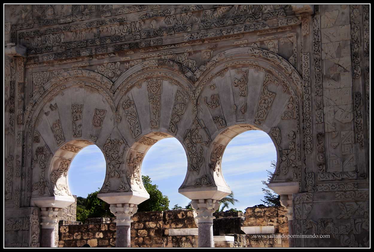 Detalle de la decoración de una puerta en los yacimientos de Medina Azahara.