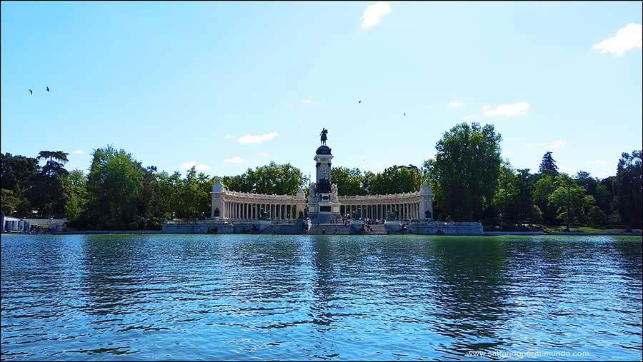 Visitar el mirador del Monumento de Alfonso XII en el Parque del Retiro