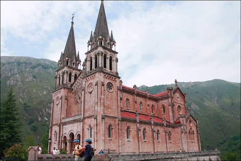 Visitar Cangas de Onís y Ruta circular por los Lagos de Covadonga