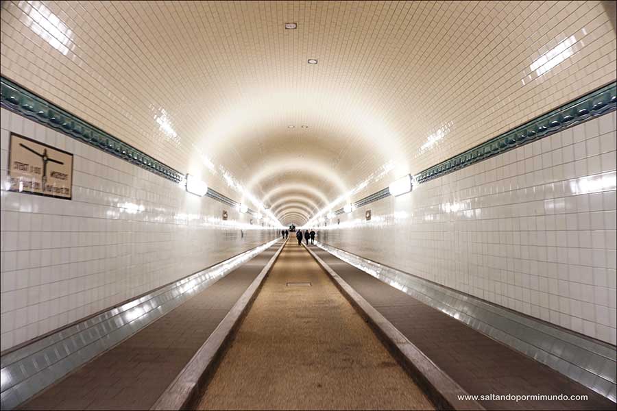 Cruzar el túnel del Elba, una de las cosas que hacer en Hamburgo en un día. 