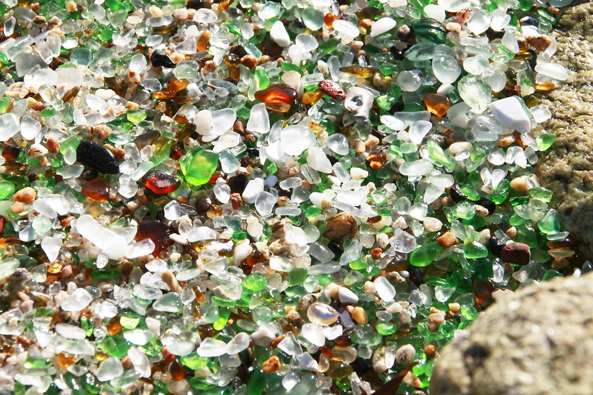 Playa de los Cristales, una playa con arena de colores