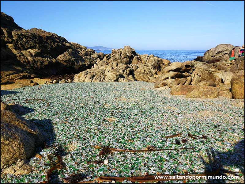 Playa De Los Cristales Una Playa Con Arena De Colores Saltando Por Playa De Los Cristales Una Playa Con Arena De Colores Saltando Por